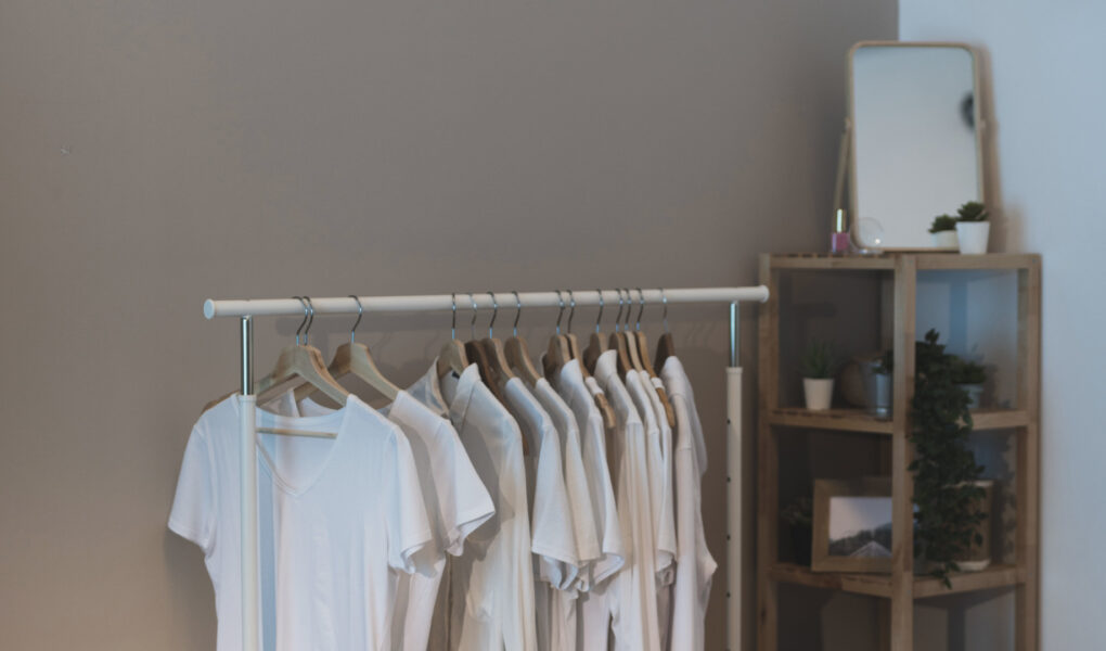 T-shirt en lin : la pièce essentielle d'un dressing minimaliste