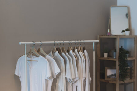 T-shirt en lin : la pièce essentielle d'un dressing minimaliste