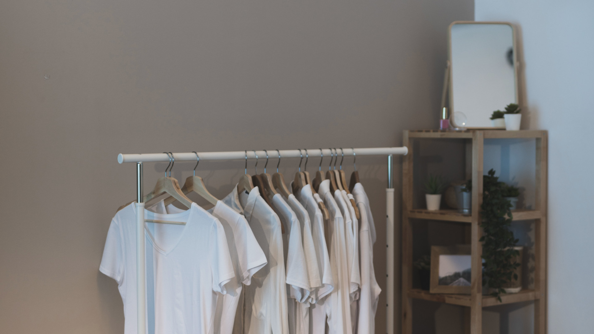T-shirt en lin : la pièce essentielle d'un dressing minimaliste
