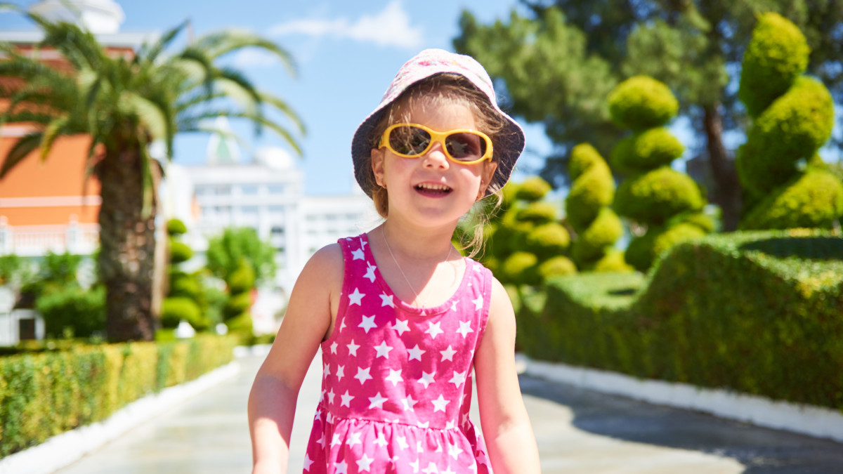 jolie petite fille en vacances